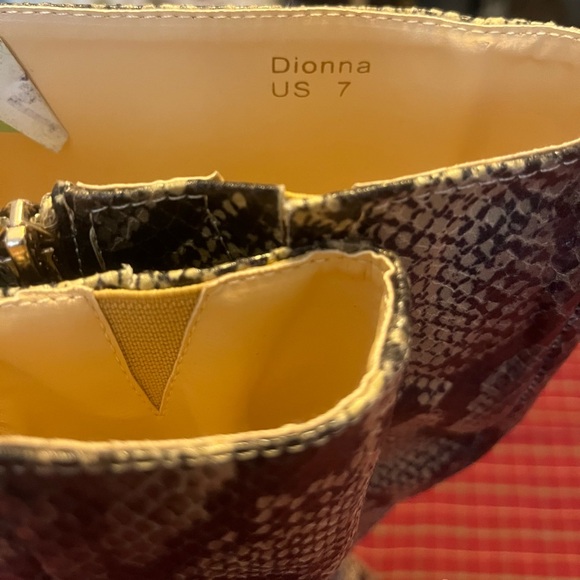 Snakeskin knee high boots - Picture 14 of 16